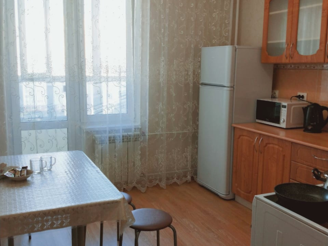 Квартира в аренду. Все необходимое для. ФОТО вышю !! проживания есть. Соседи хорошие.  С детьми можно и домашними животными. Залога нет.  Жду скриншот или ссылку на объявления. фото №0