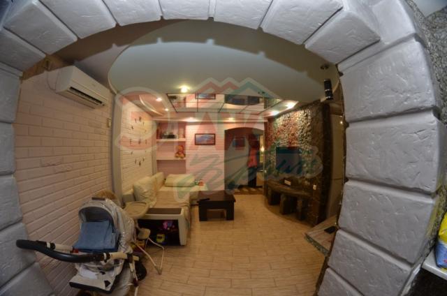 Квартира на продажу по адресу Россия, Республика Крым, Алушта, посёлок городского типа Партенит, Солнечная улица, 8 фото №1